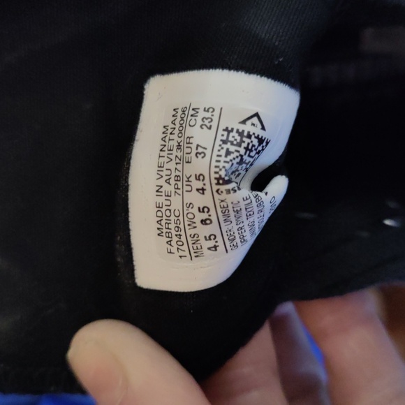 Converse size 41/2 In Boys and 71/2 in women's color iridescent - Picture 7 of 7